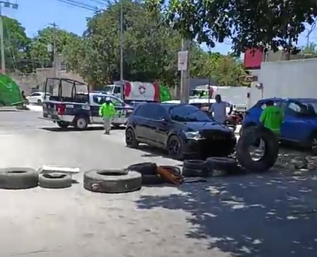 Vecinos de Cancún e Isla Mujeres bloquean paso a relleno sanitario