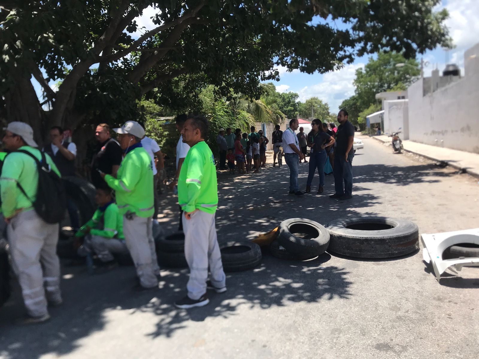 Cerca de 50 vecinos de Cancún bloquean el paso al antiguo relleno sanitario: EN VIVO