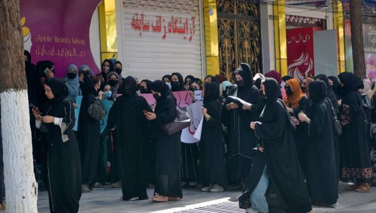 Mujeres de Afganistán protestan por el cierre de salones de belleza