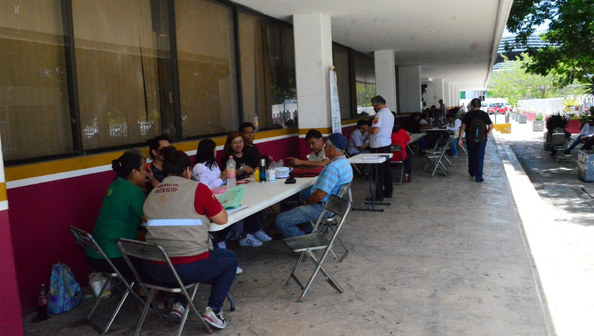 Tras incendio, oficinas de Profeco en Campeche atienden en mesas improvisadas