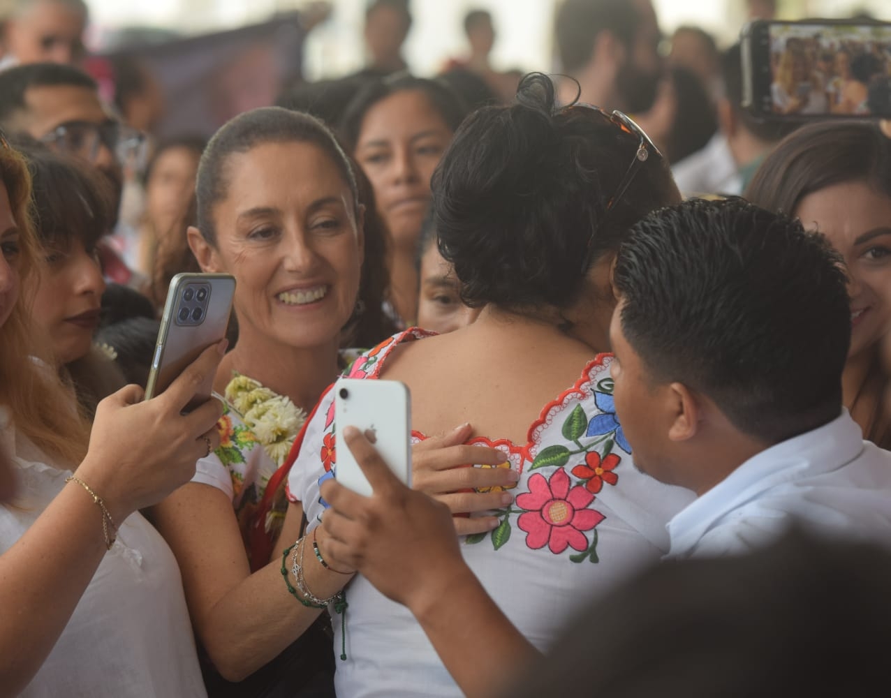 Al ritmo de jarana, reciben a Claudia Sheinbaum a su llegada a Mérida: EN VIVO