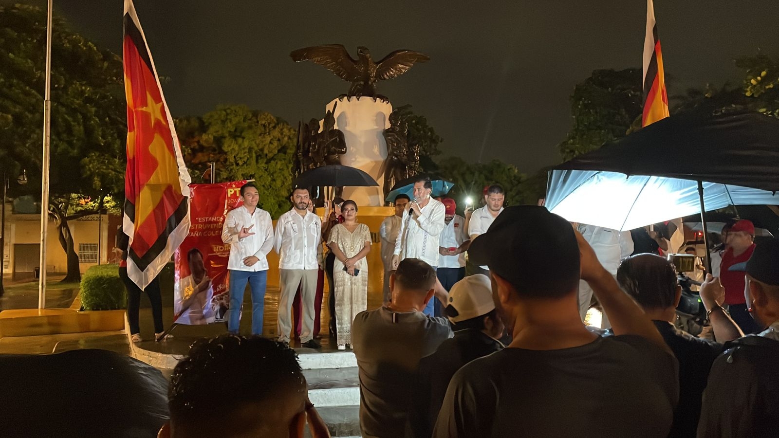 Pese a lluvia, Gerardo Fernández Noroña se presenta en Mérida: EN VIVO