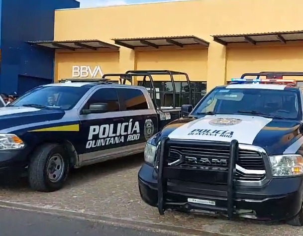 En Cancún, ladrones intentan llevarse dos cajeros BBVA de la plaza Punta Lakin