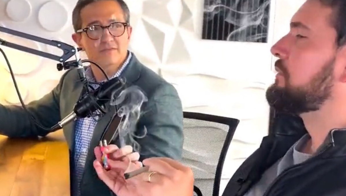 Jan Topic, candidato a la Presidencia de Ecuador, fuma marihuana en plena entrevista: VIDEO