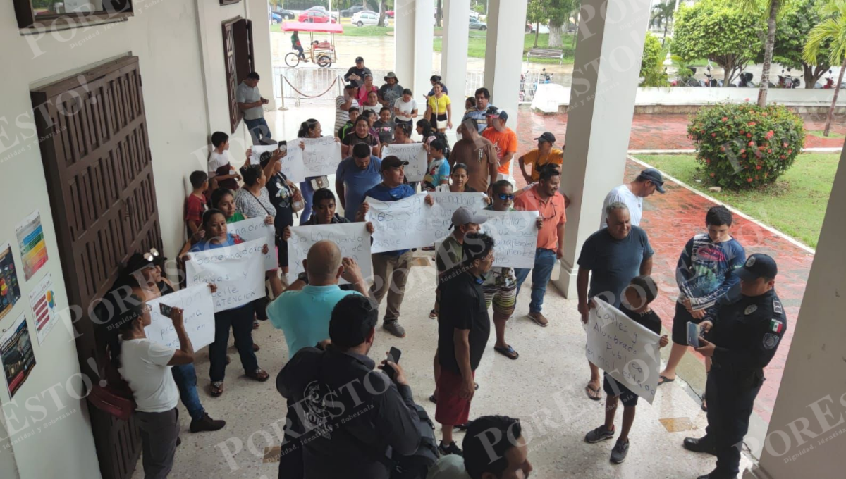 Habitantes de Xcalak protestan en Palacio de Gobierno en Chetumal; exigen luz a la CFE