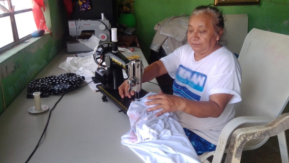 Doña Ana remienda ropa y confecciona vestuarios para los festivales escolares