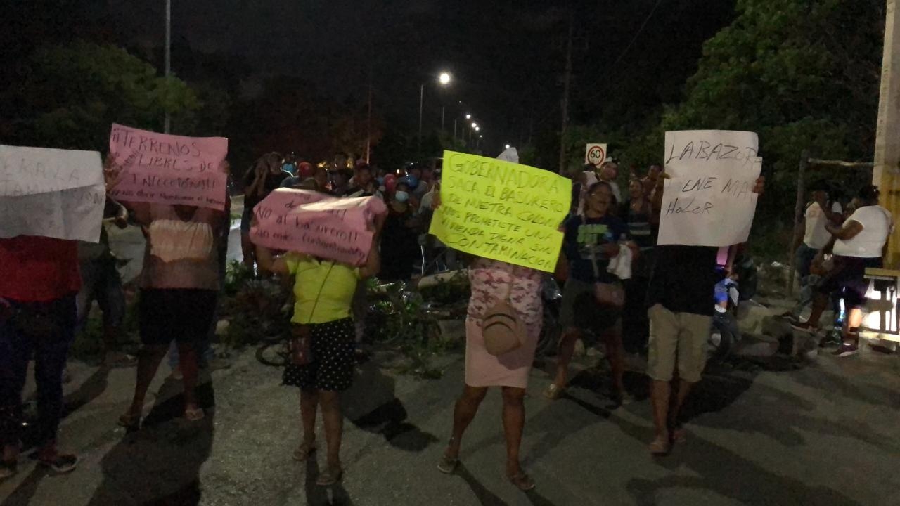 Bloquean el Arco Vial por la reactivación del relleno sanitario en Cancún