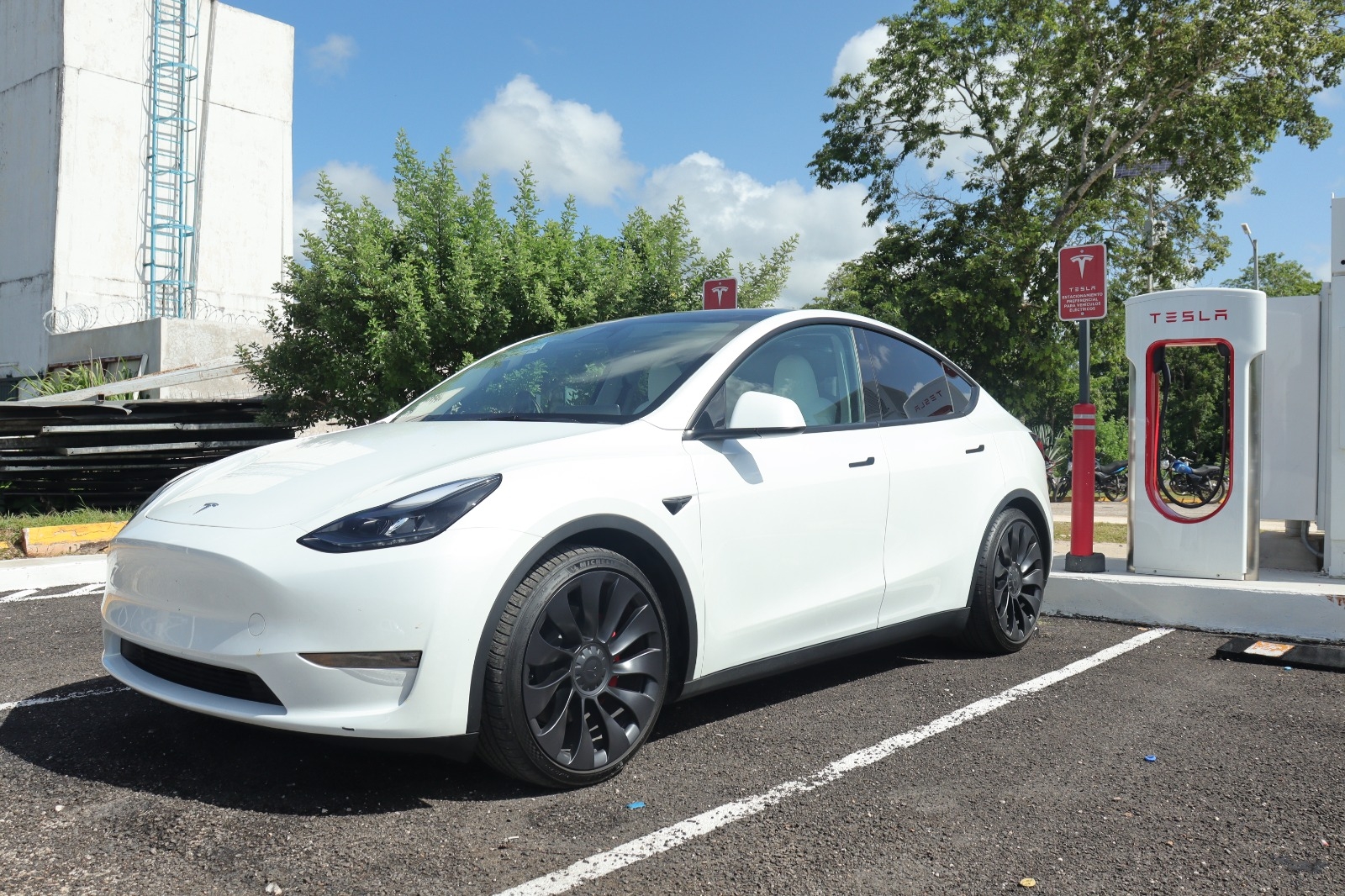 La capacidad de atención de Tesla es para cuatro vehículos que lograrán obtener el servicio al mismo tiempo