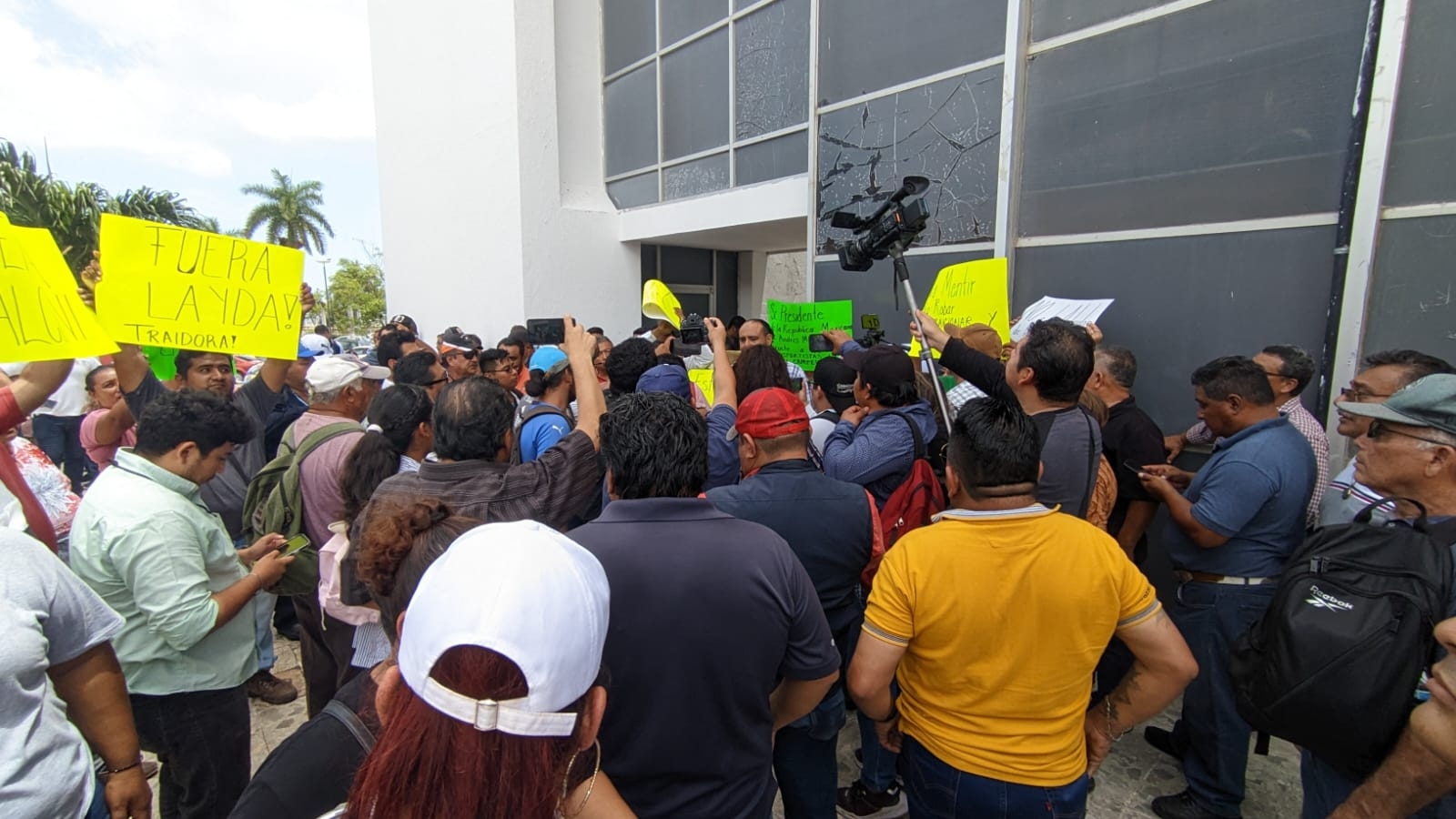 Cerca de 300 transportistas protestan afuera del Congreso de Campeche: EN VIVO