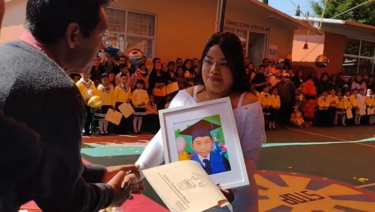 Madre recibe diploma de kínder de su hijo que murió antes de graduarse en el Edomex