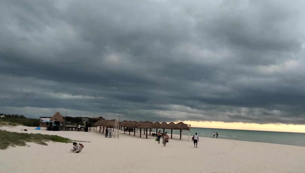 Playas de Yucatán sufren afectaciones por Onda Tropical 15 este viernes