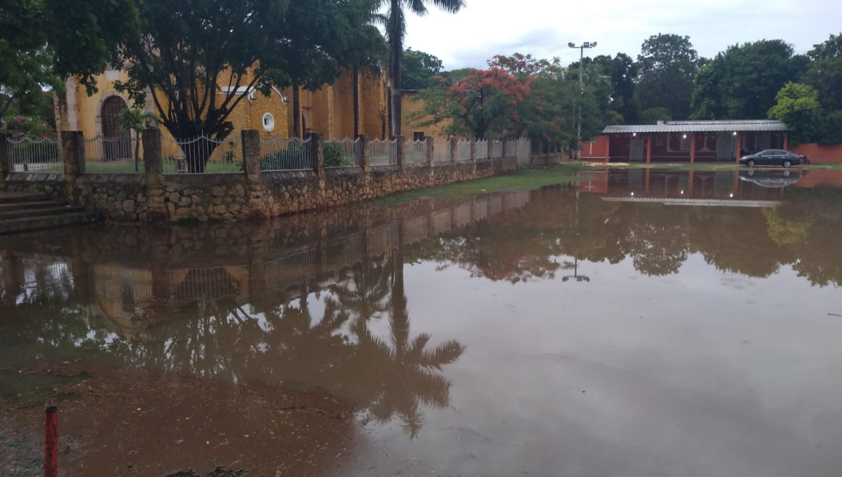 Onda Tropical 15 causa estragos; lluvias inundan las calles de Chocholá, Yucatán
