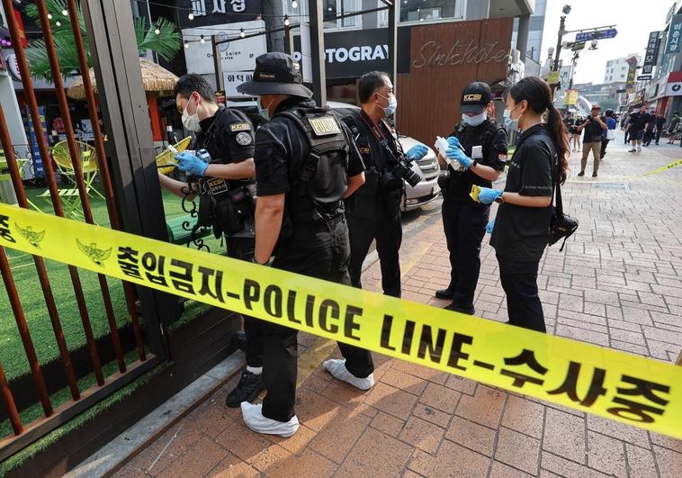 Hombre mata a una persona y hiere a otras tres con arma blanca en Seúl