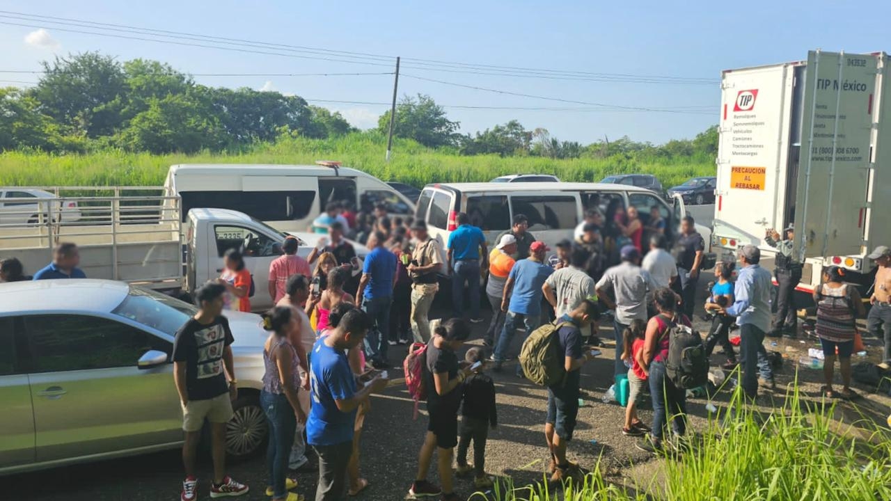 Rescatan a 172 migrantes encerrados dentro de la cabina de un camión en Veracruz