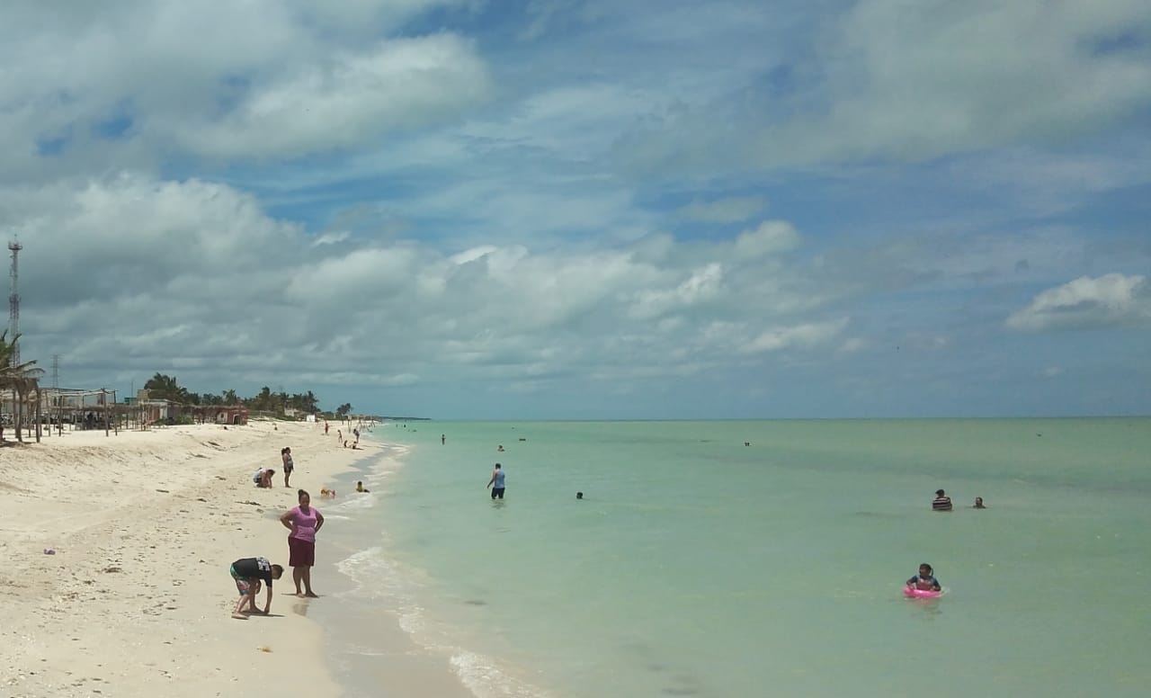 Pese al cielo nublado, visitantes disfrutan de las playas de Sabancuy
