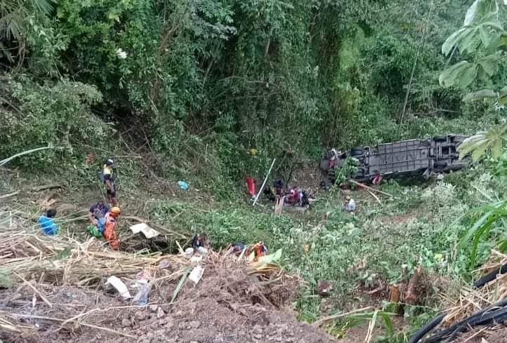 Cae autobús de migrantes a barranco dejando 10 muertos y 30 heridos en Colombia