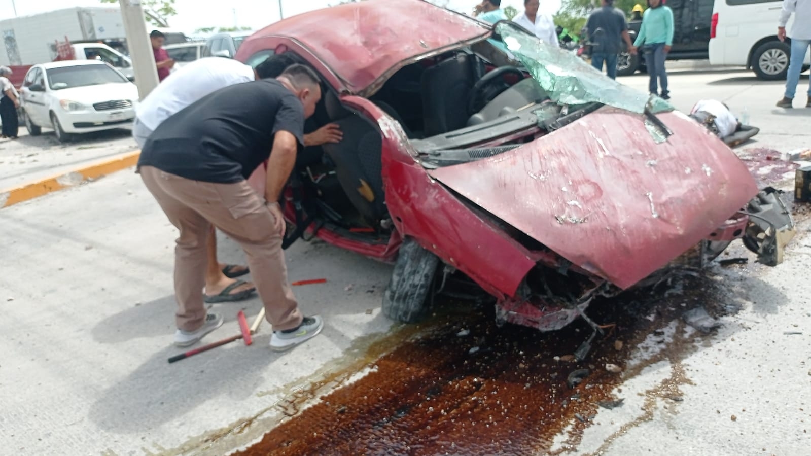 Hombre muere al volcar su auto en la avenida Colosio en Cancún
