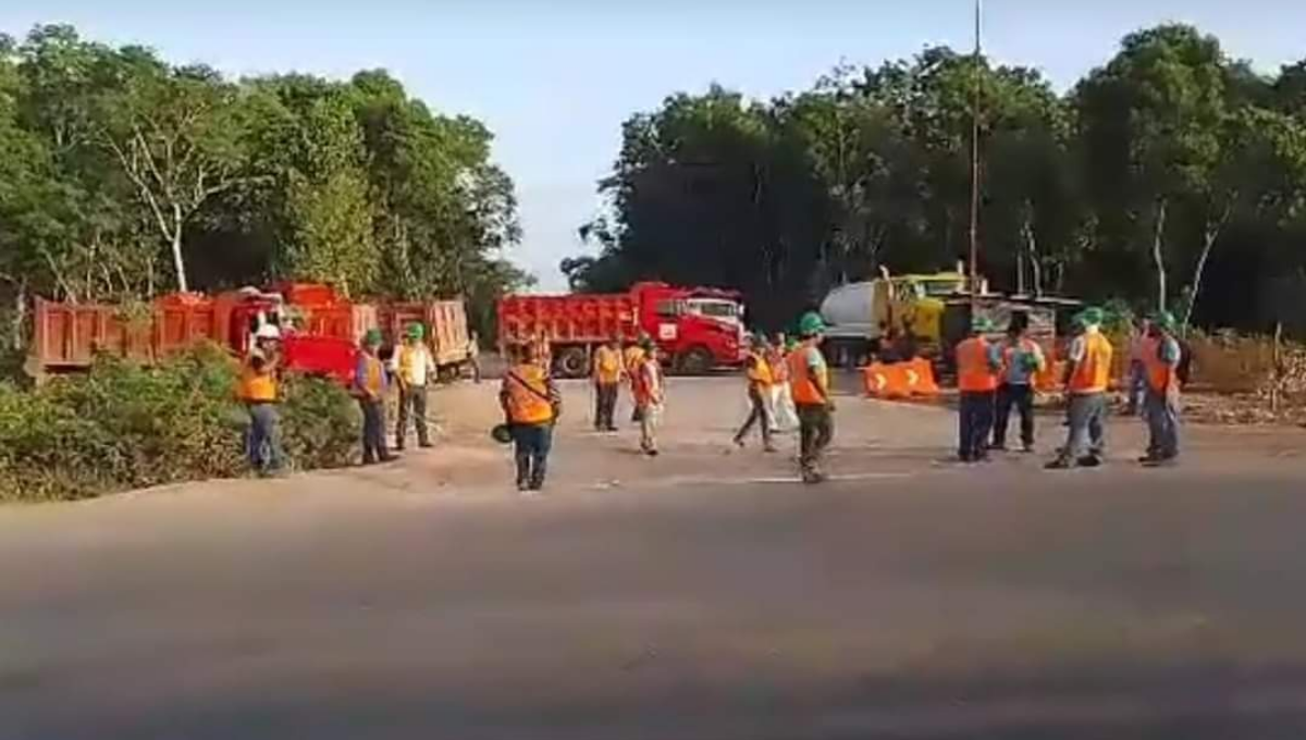 Volqueteros bloquean el acceso a las obras del Tren Maya en Bacalar; exponen pagos irregulares