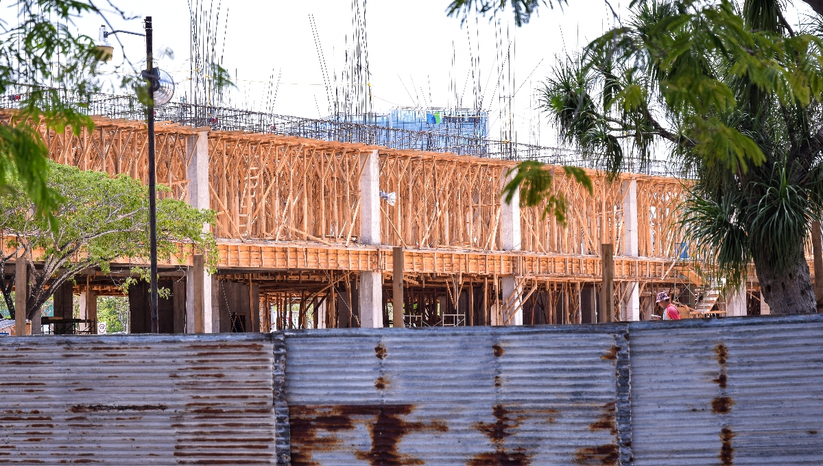 Entre 300 y 400 trabajadores se encuentran laborando en la construcción del edificio en Mérida