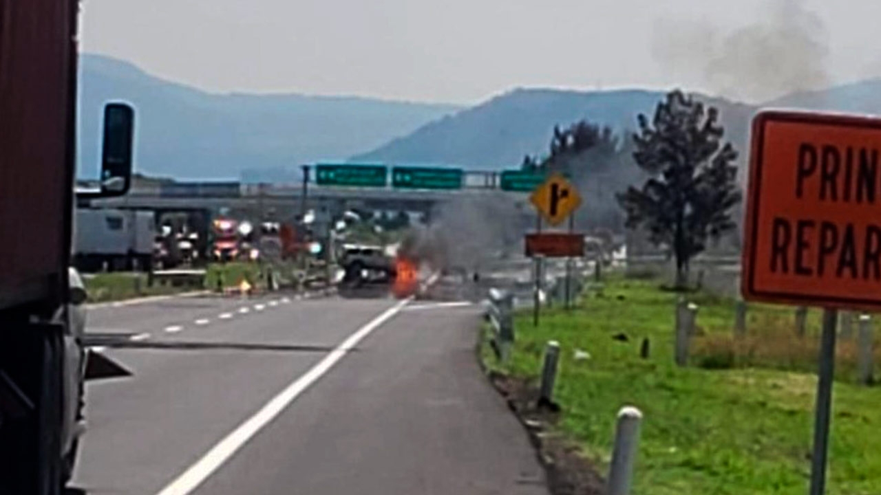 Enfrentamientos, bloqueos y quema de vehículos en Zinapécuaro, Michoacán