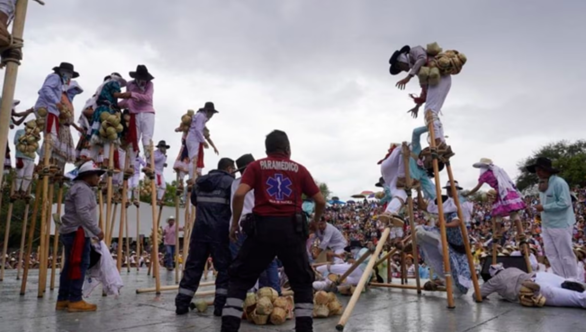 Oaxaca Guelaguetza 2023: 12 personas caen de dos metros de altura en el baile de 'Los Zancudos'