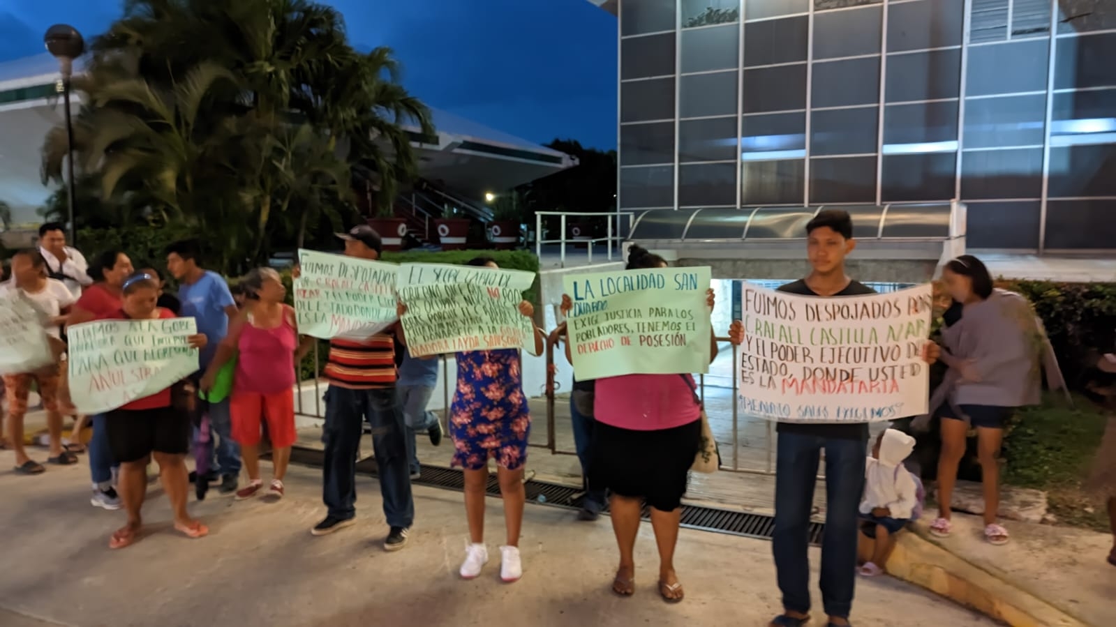 Desalojados de terrenos en Champotón cierran acceso al Palacio de Gobierno en Campeche: EN VIVO