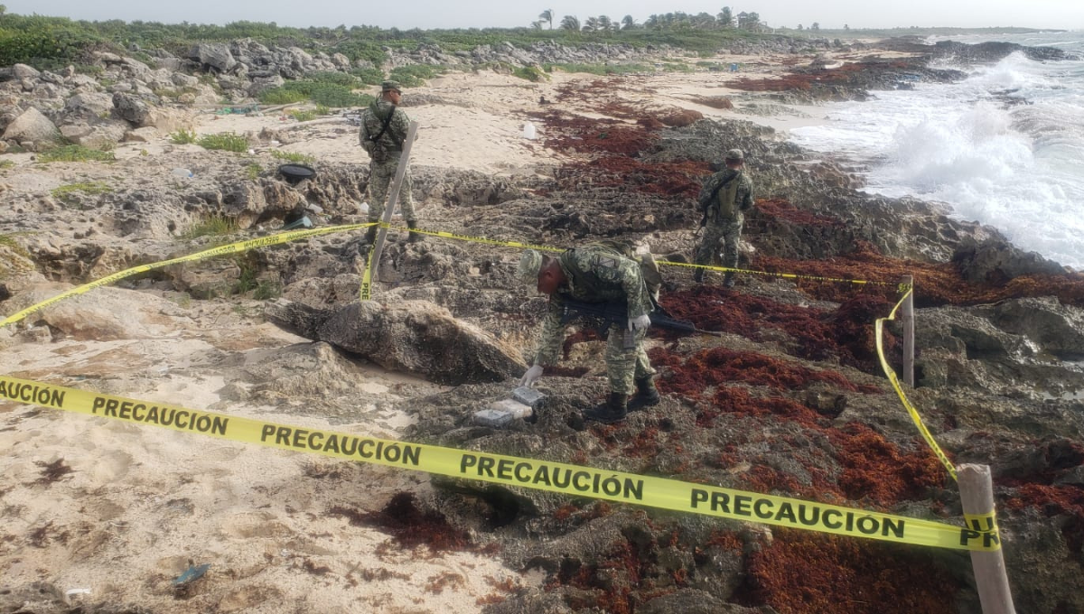 Recalan tres ladrillos de cocaína a la orilla de la playa en Cozumel