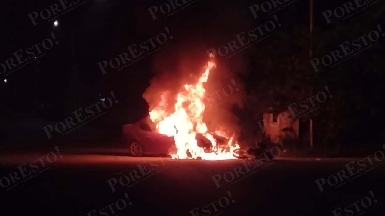 Auto se incendia luego de chocar contra una moto en Felipe Carrillo Puerto