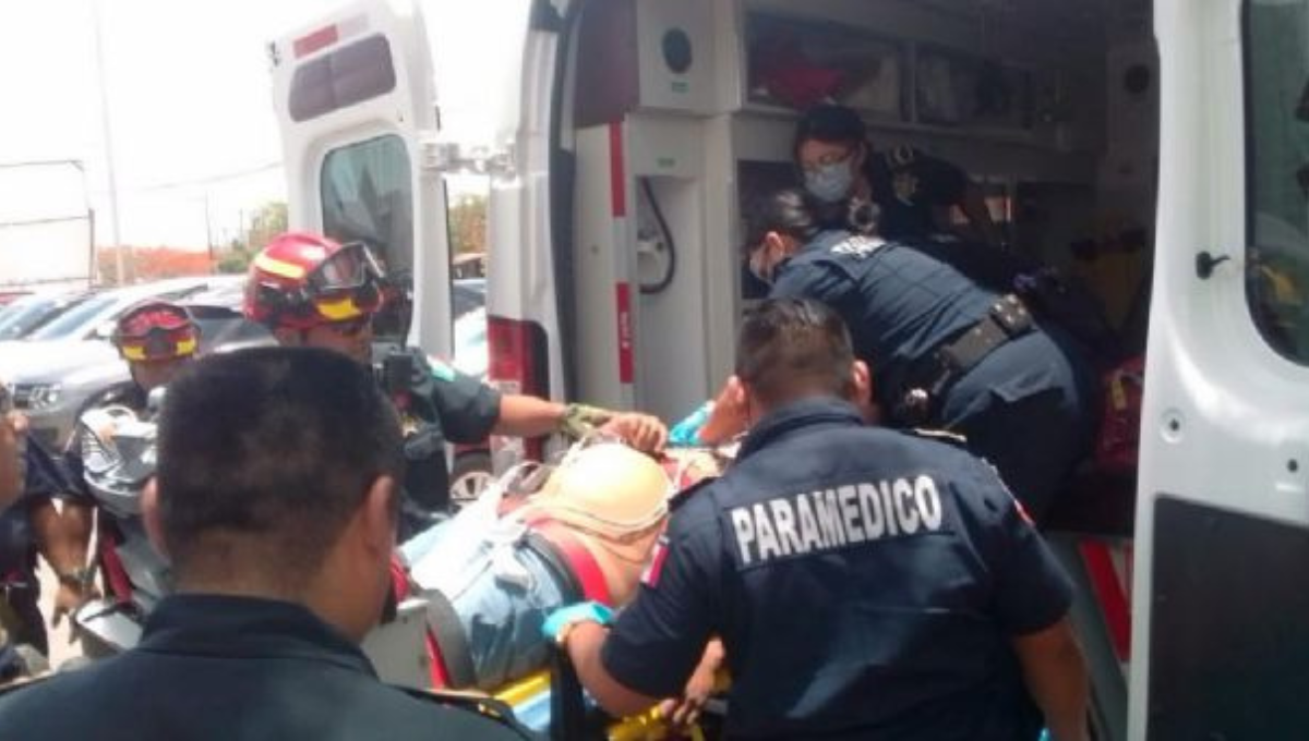 Se electrocutan dos telefonistas en el Periférico de Mérida; uno cayó de siete metros de altura