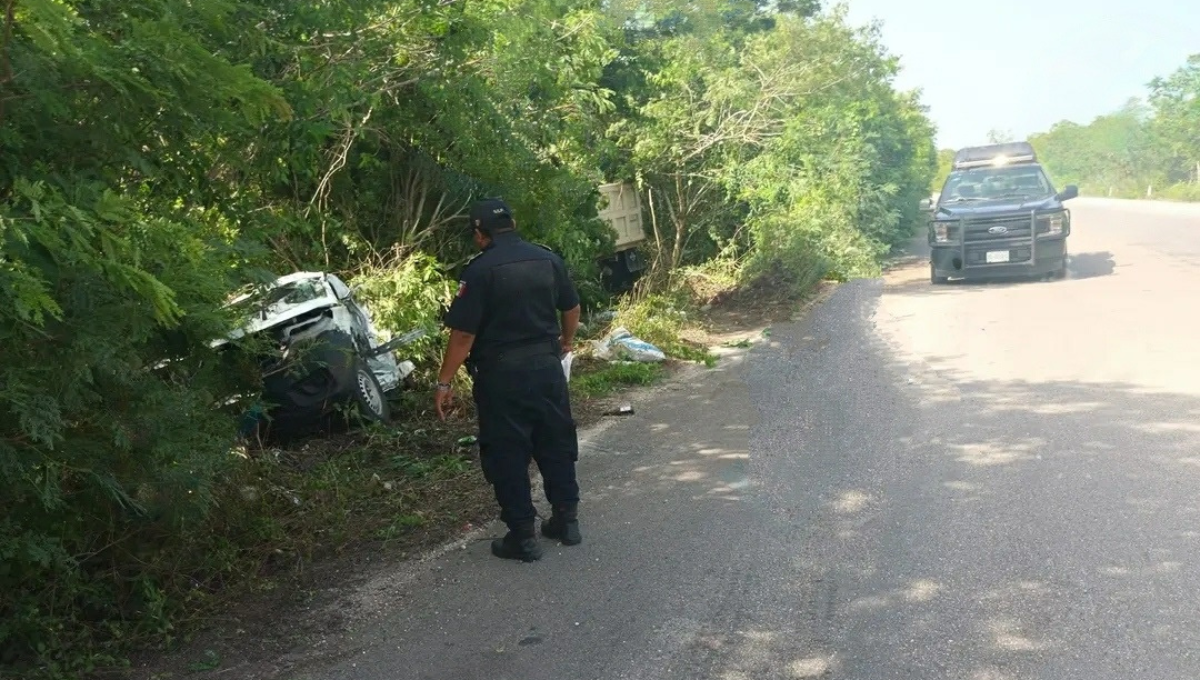 Conductor queda prensado al chocar contra un volquete en la carretera Mérida-Cancún