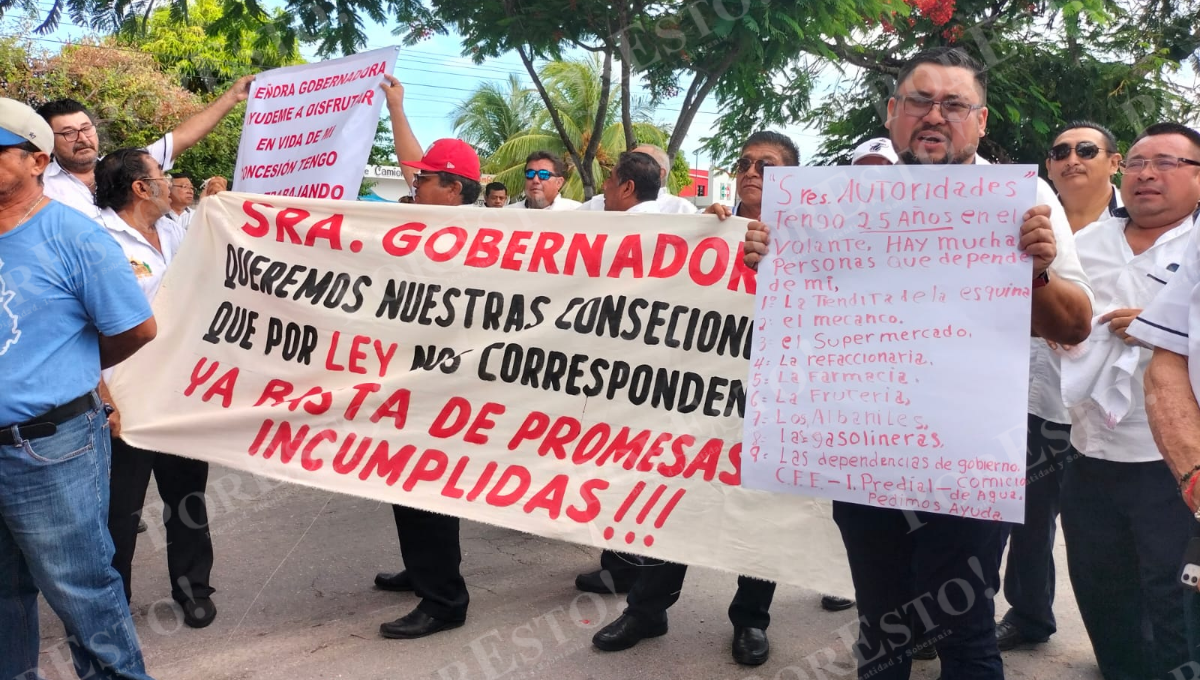 Taxistas se manifiestan frente a las oficinas de Imoveqroo en Cozumel; exigen concesiones