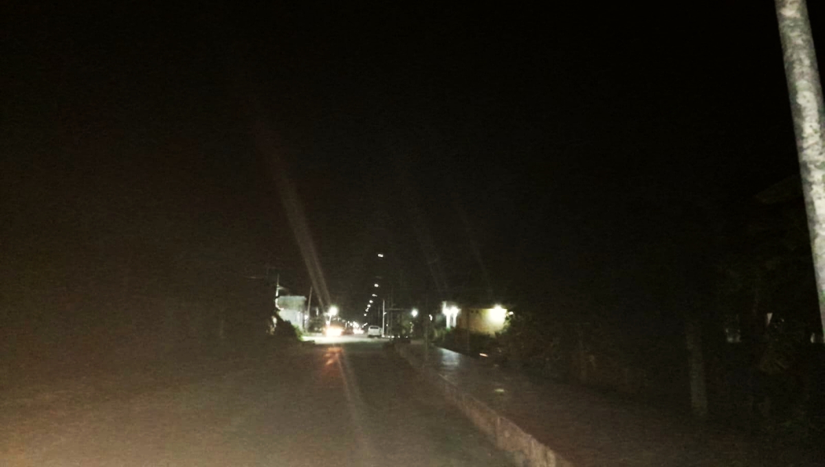 Roban lámparas de postes en Escárcega; vecinos viven a oscuras desde hace 15 días