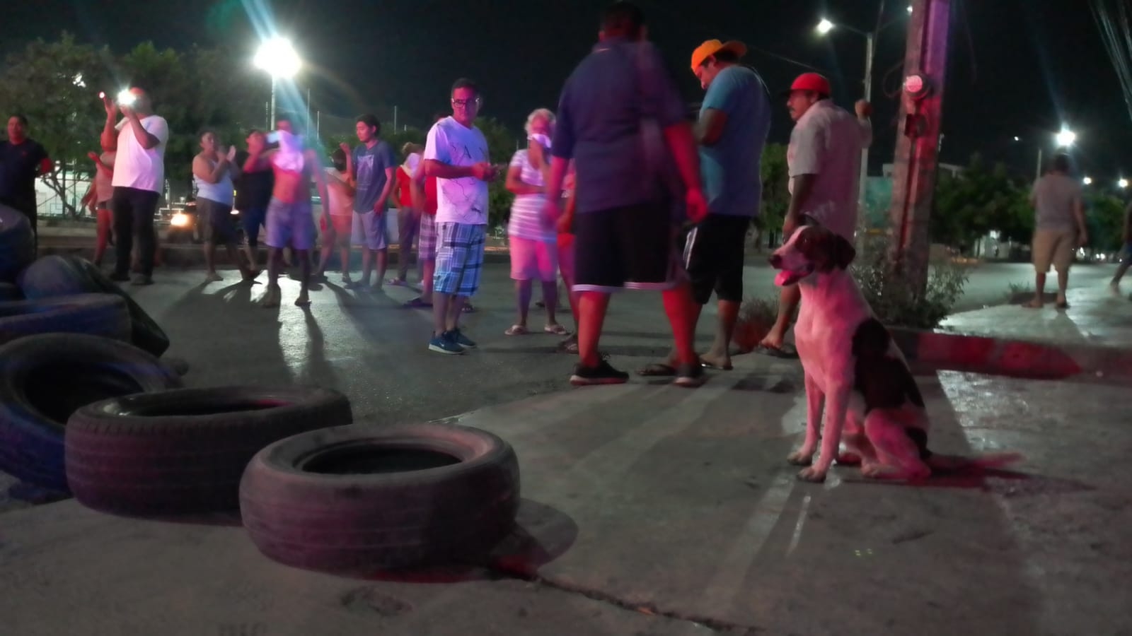 Habitantes de la Región 220 en Cancún se manifiestan por falta de luz
