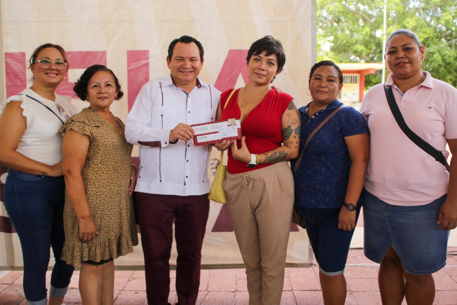Joaquín Díaz Mena entrega 69 mdp del programa 'La Escuela es Nuestra" en Yucatán