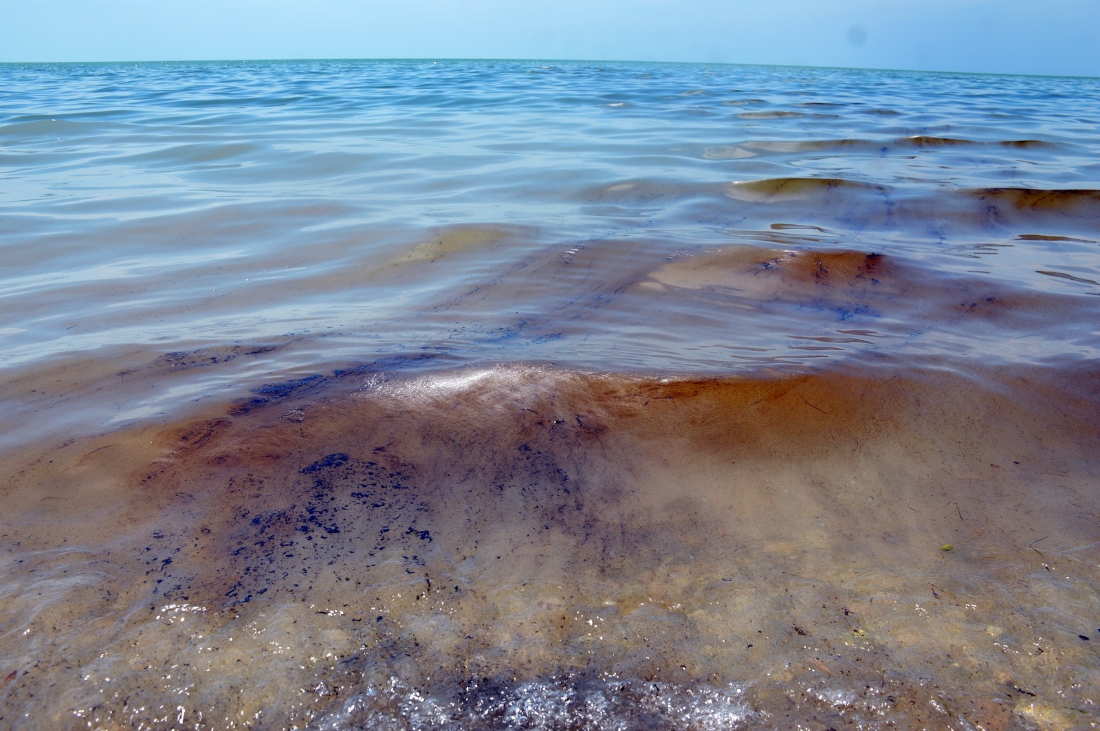 Detectan mancha de petróleo en las costas de Lerma, Campeche
