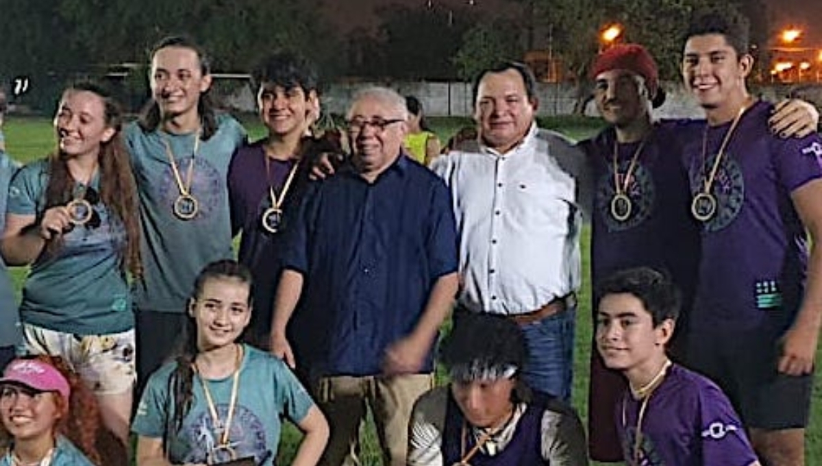 Joaquín Díaz Mena felicita a los ganadores de la Liga Yucateca 'Ultimate Frisbee'