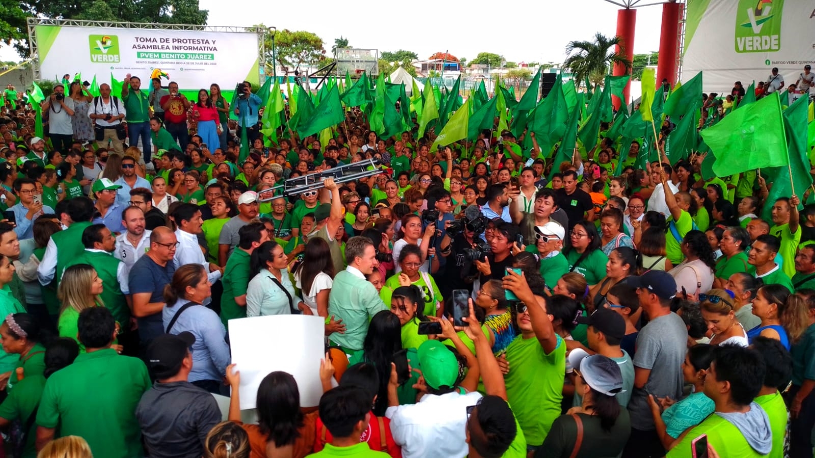 Manuel Velasco se reúne ante dos mil personas en Cancún