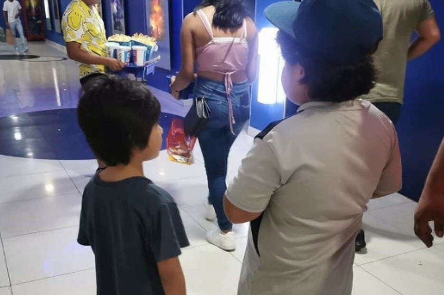 Familiares de los niños abandonados en un cine de Cancún intentan obtener su custodia