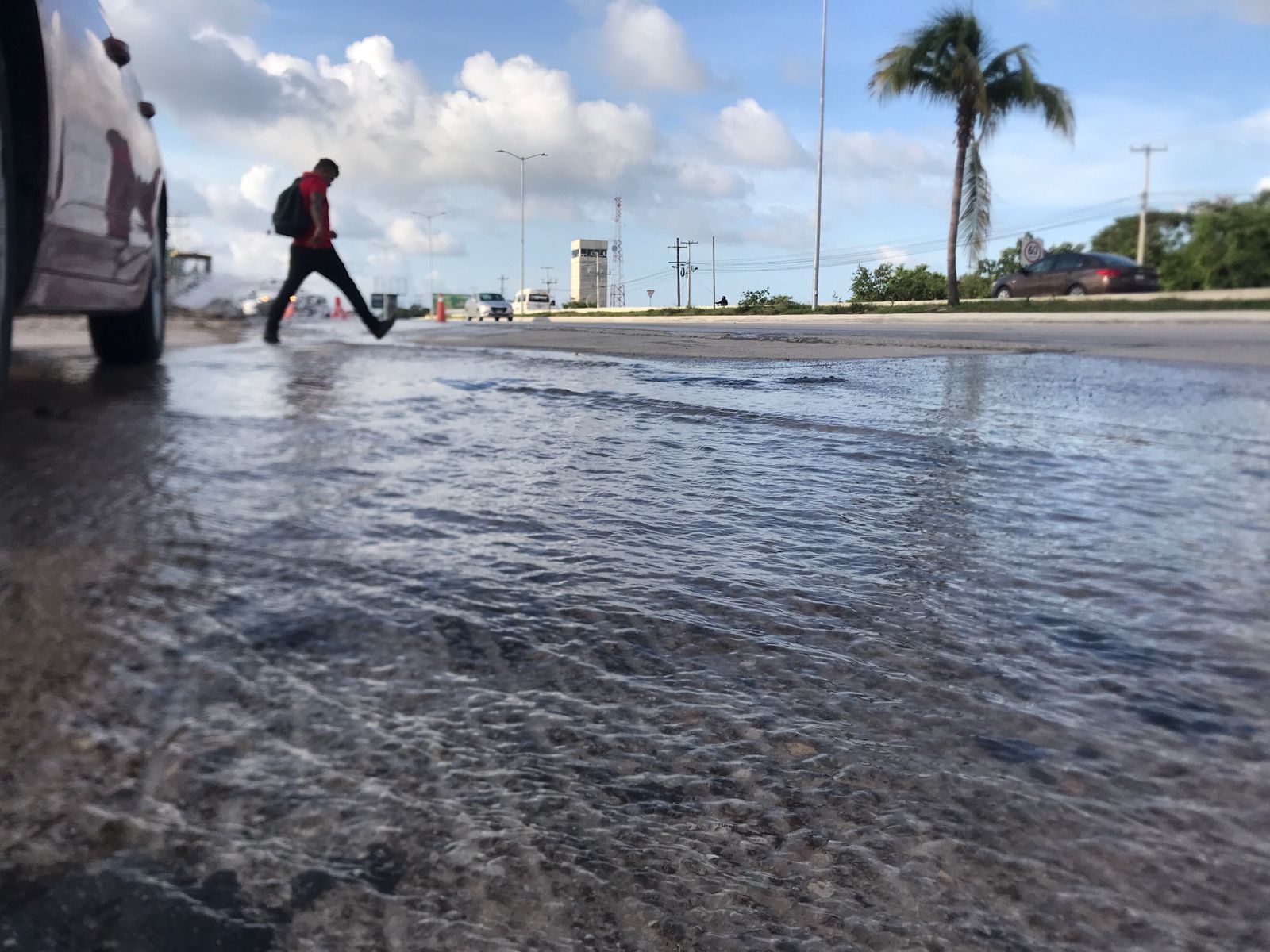 Habitantes de Cancún, temen quedarse sin agua por una fuga cerca del aeropuerto