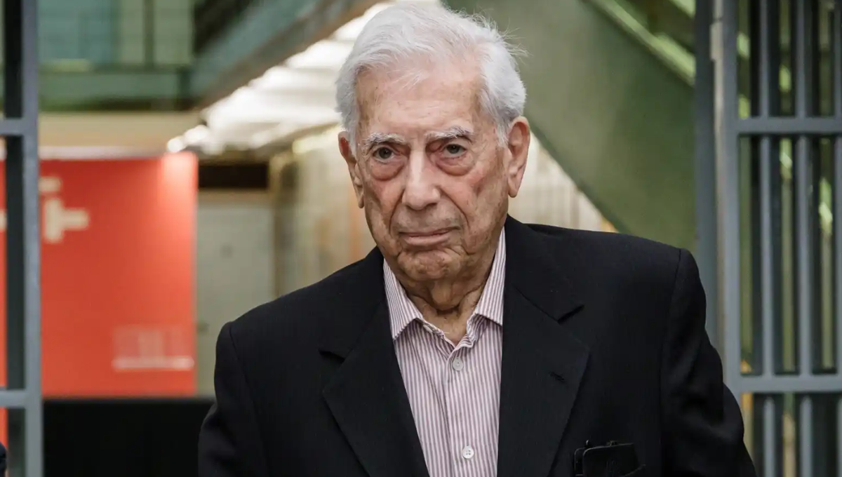 ¿Por qué está hospitalizado el escritor Mario Vargas Llosa y cuál es su estado de salud?