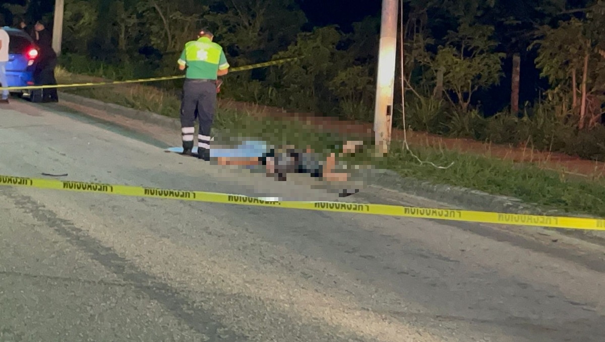 Motociclista muere al impactarse contra un poste de concreto en Chiná, Campeche