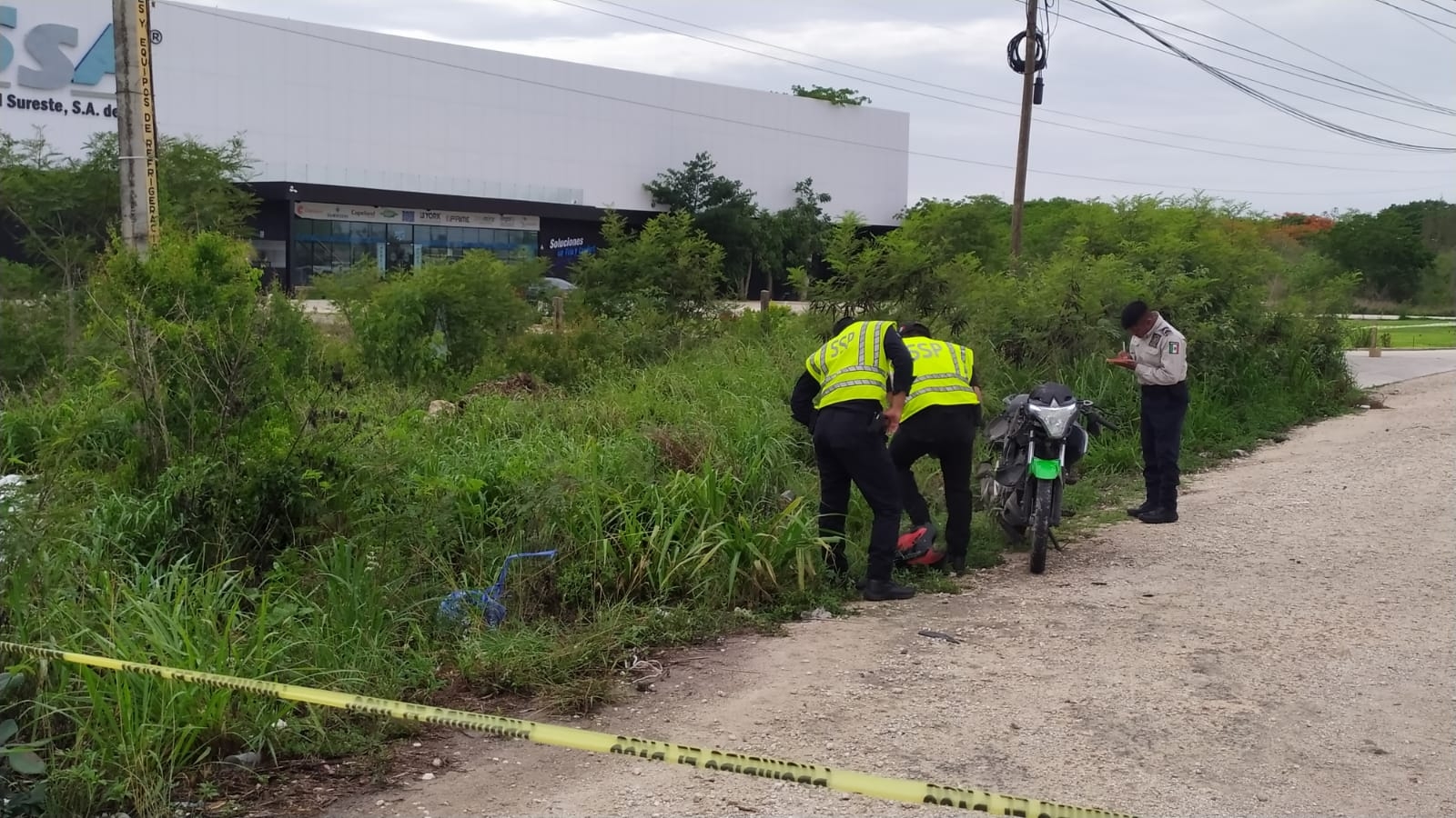 Hallan el cuerpo de un motociclista entre la maleza del Periférico de Mérida