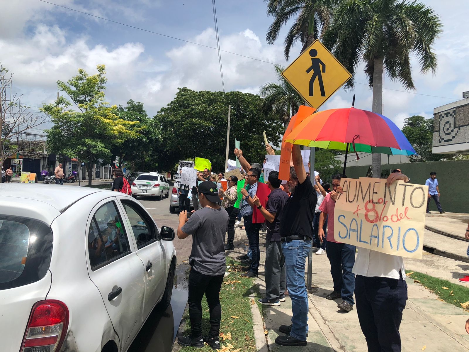 Maestros de la UTM bloquean la avenida Circuito Colonias de Mérida: EN VIVO