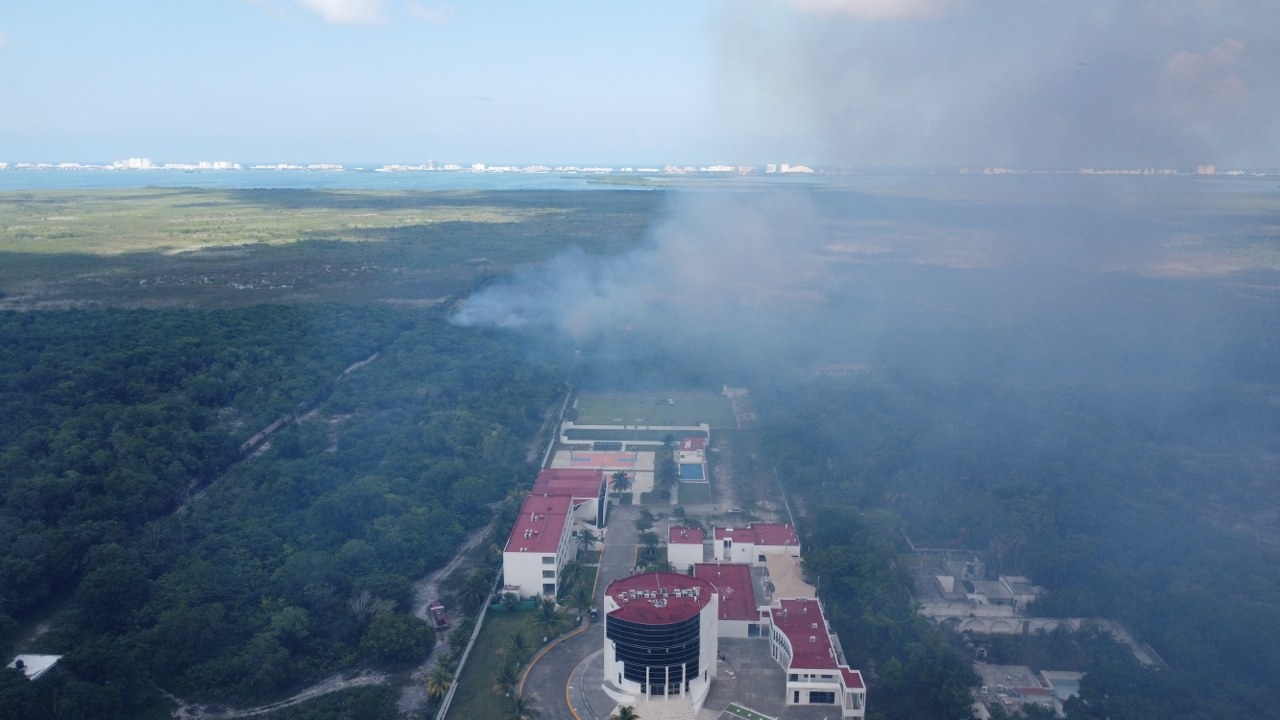 Extinguen incendio en Cancún; consumió el manglar enfrente del ejido Bonfil