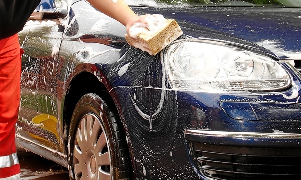 Hombres fingen ser lavacoches para robar baterías de auto en Pachuca