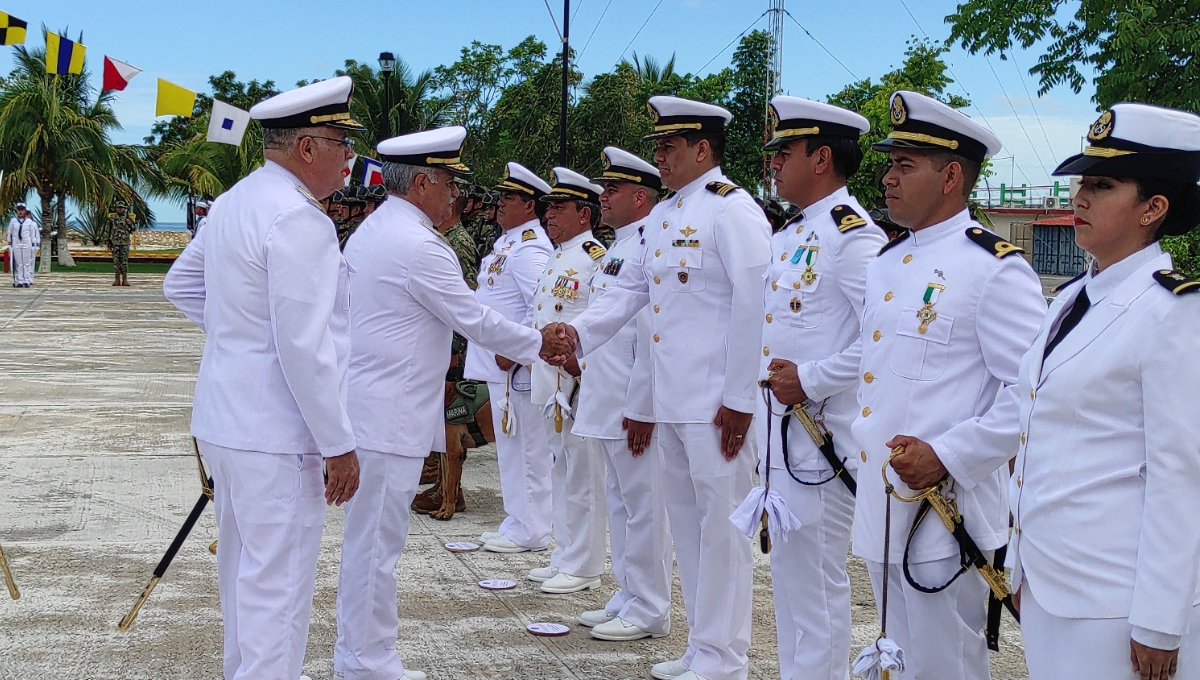 Caballero Ávila pasó revista al contingente naval presente en la ceremonia de Entrega-Recepción,