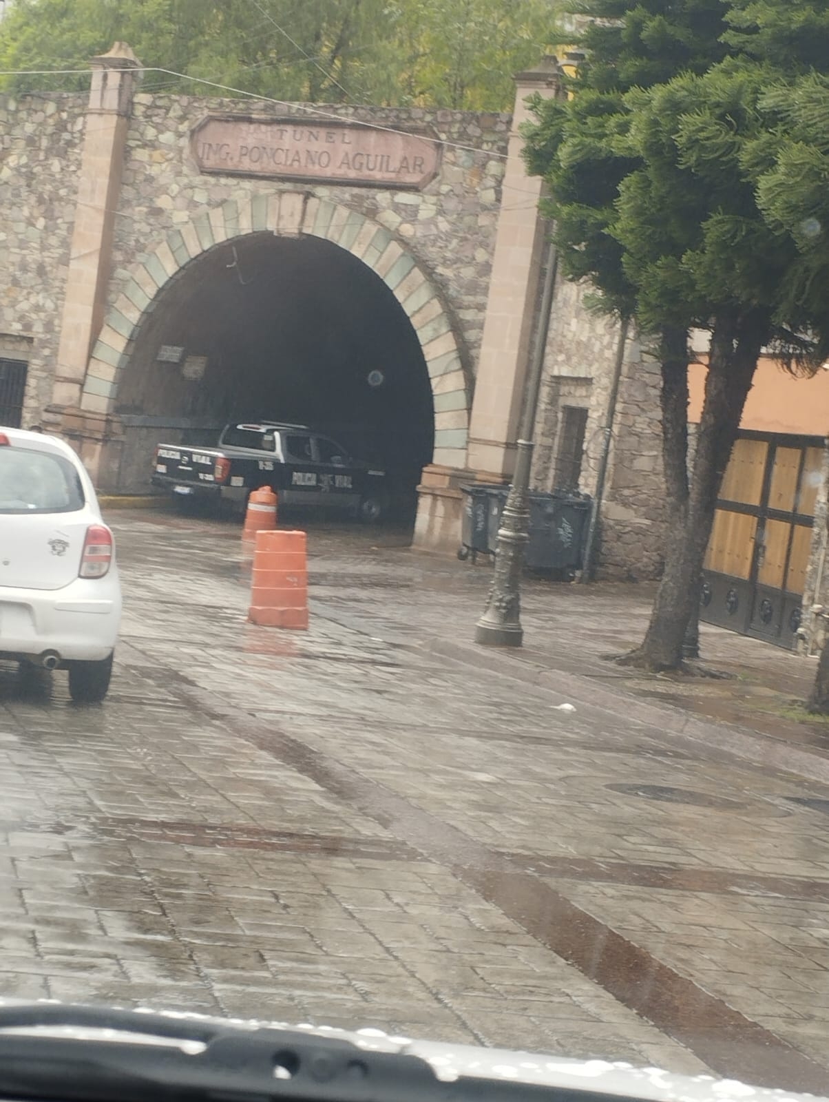 Reportan balacera entre policías y hombres armados en un túnel de Guanajuato