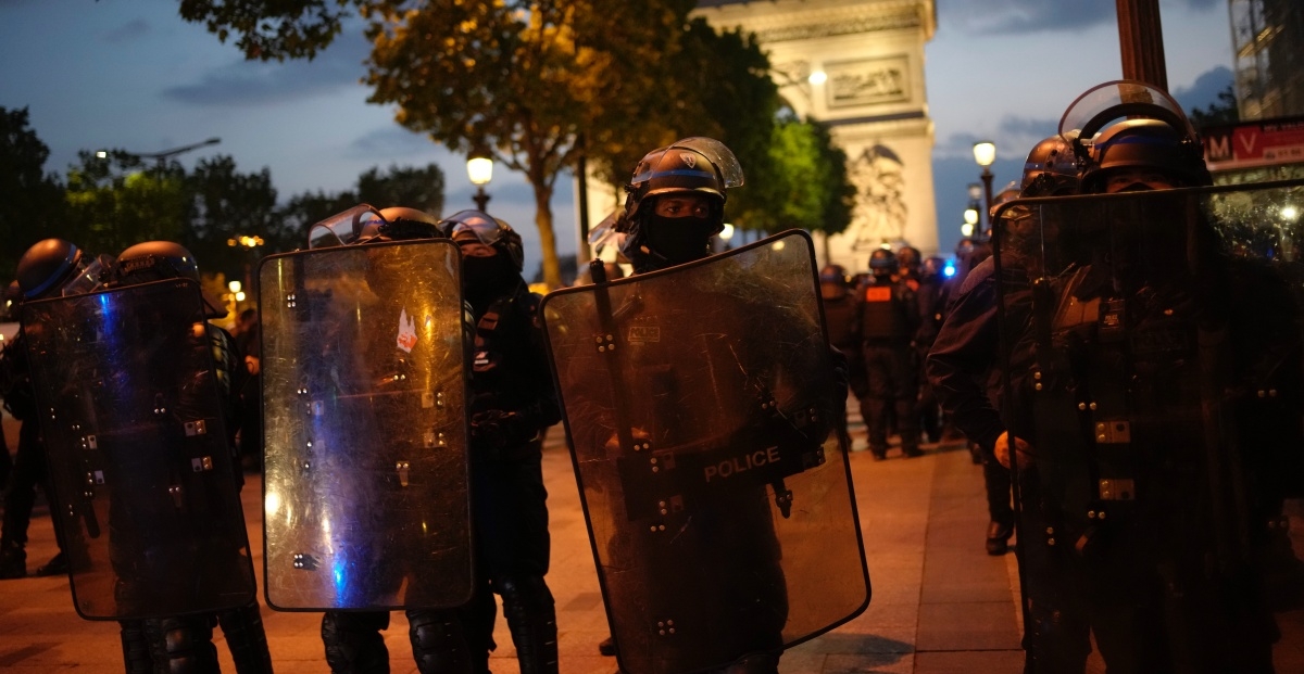 Detienen a 157 manifestantes, en su mayoría adolescentes, en la sexta noche de disturbios en Francia
