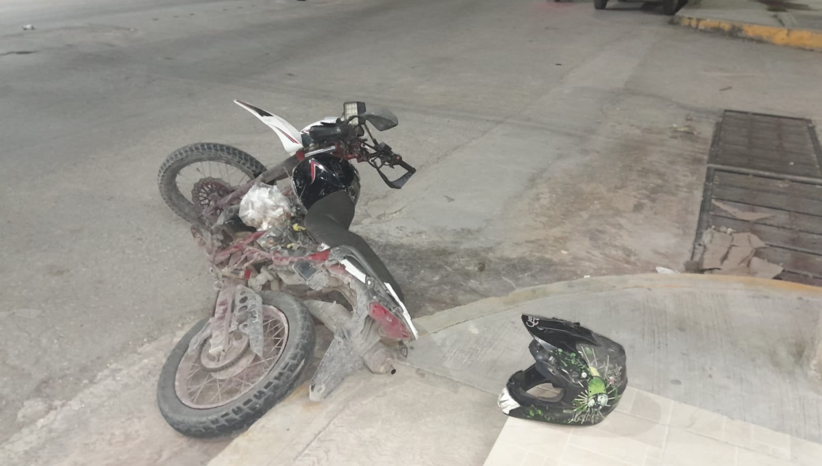 Conductor deja a dos motociclistas heridos al atropellarlos en Escárcega y huye