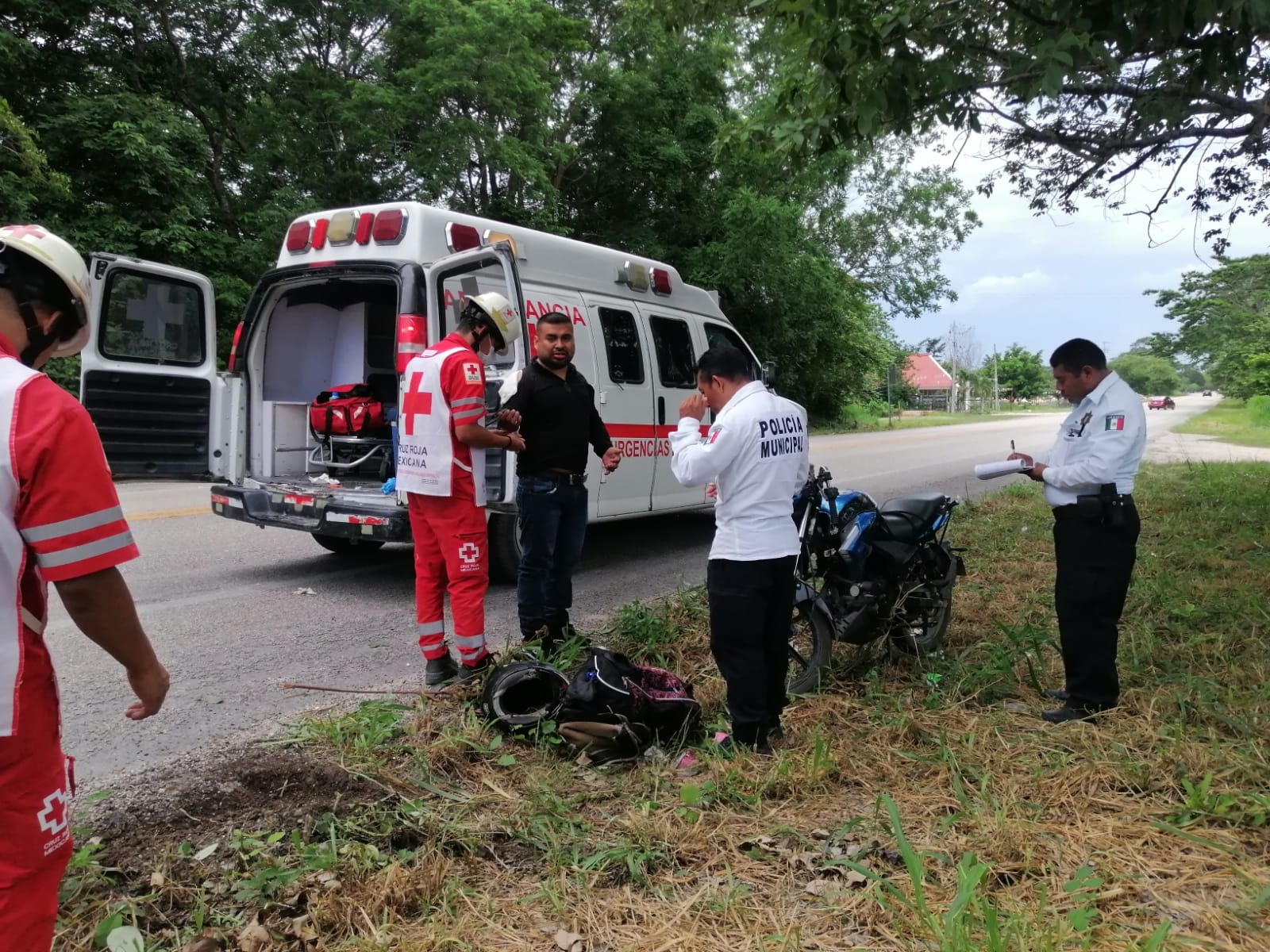 Ebrio motociclista resulta lesionado al derrapar en carretera federal de Escárcega